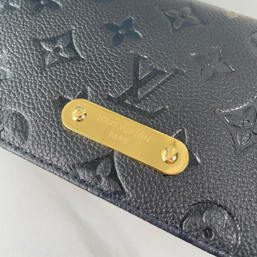 LV Wallet On Chain Lily